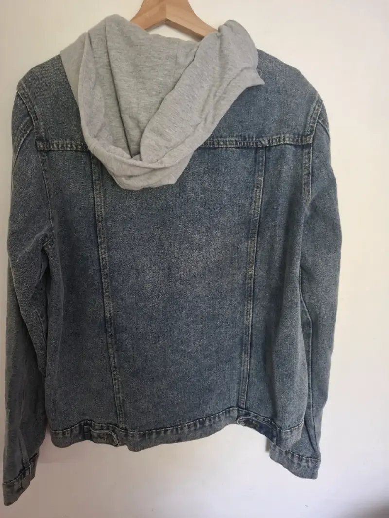 Chaqueta de mezclilla con capucha gris - 4