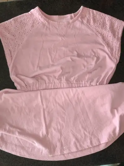Vestido rosa para niña con mangas caladas - miniatura 1