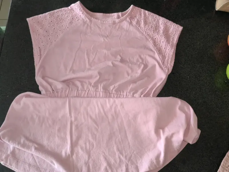 Vestido rosa para niña con mangas caladas - 2