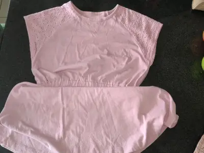 Vestido rosa para niña con mangas caladas - miniatura 2