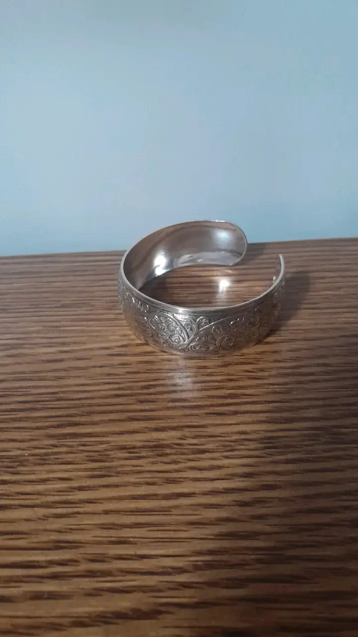 Brazalete de plata grabado elegante - 1