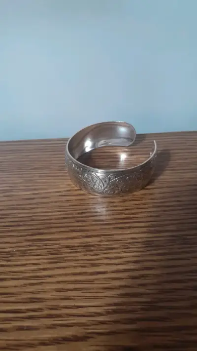 Brazalete de plata grabado elegante - miniatura 1