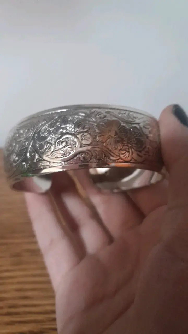 Brazalete de plata grabado elegante - 2