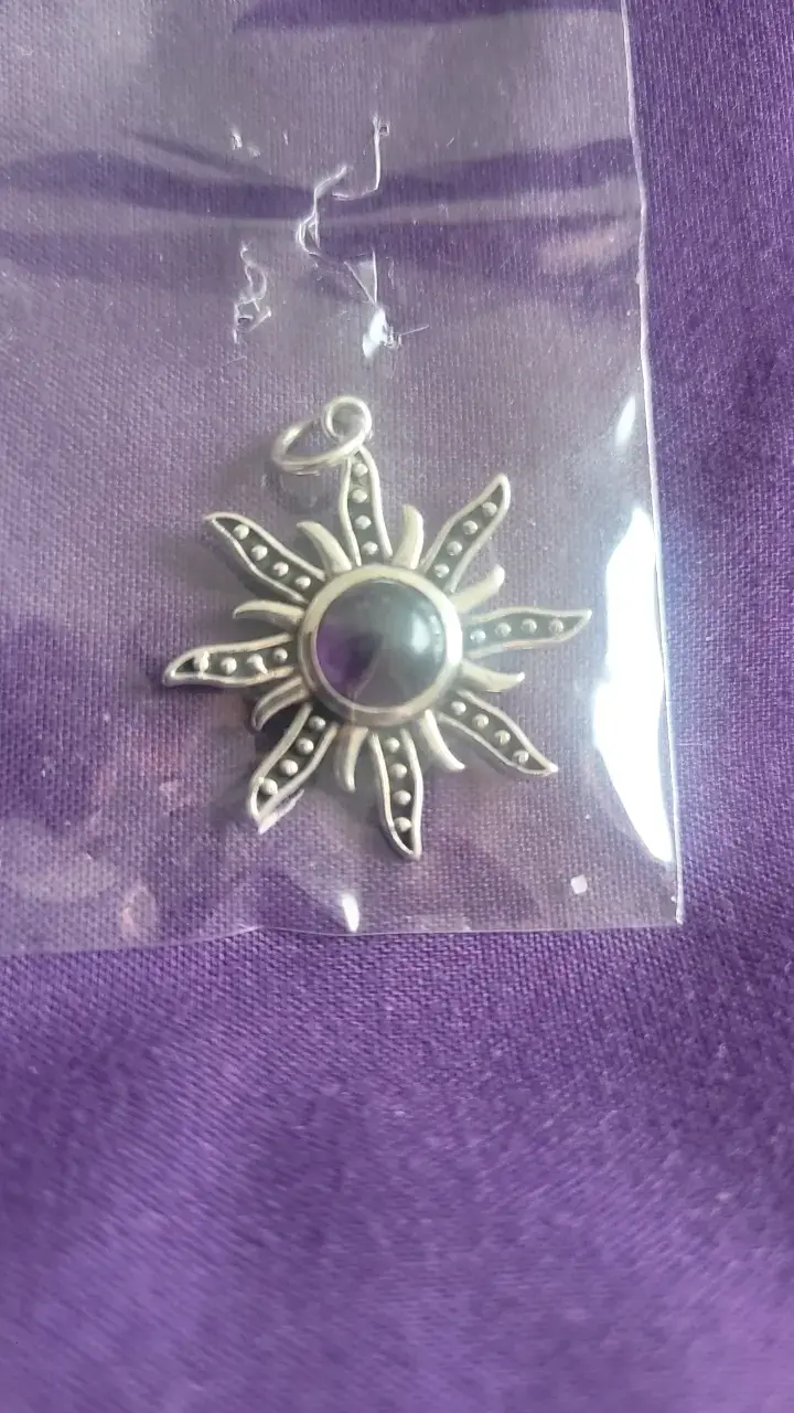 Colgante de plata con diseño de sol y piedra central - 1