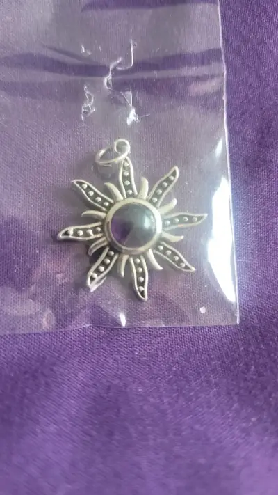 Colgante de plata con diseño de sol y piedra central - miniatura 1