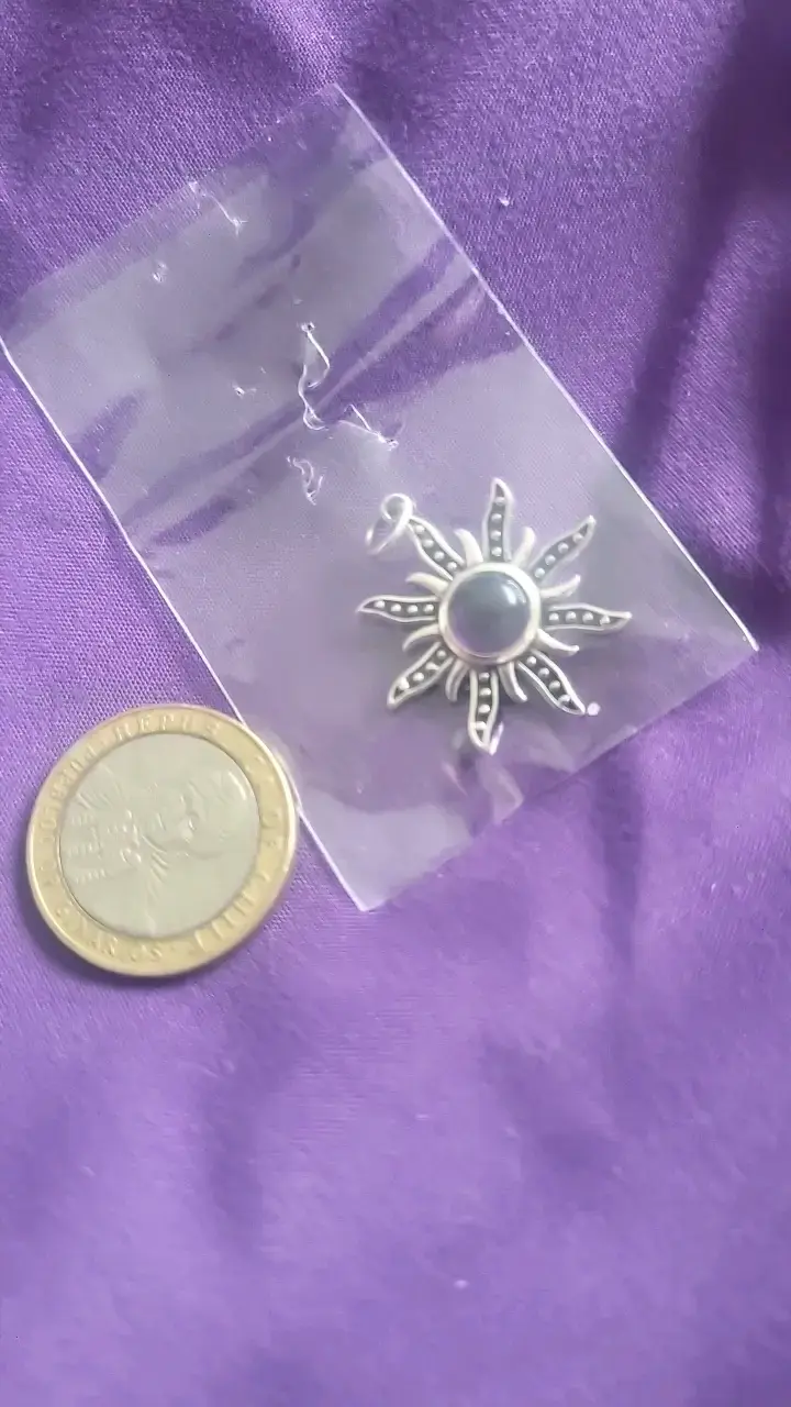 Colgante de plata con diseño de sol y piedra central - 2