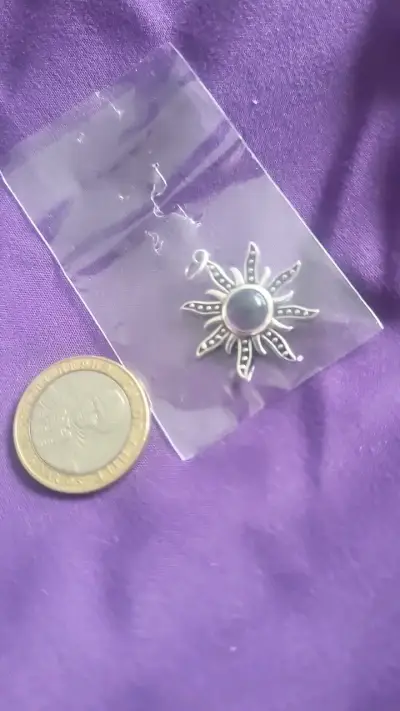 Colgante de plata con diseño de sol y piedra central - miniatura 2