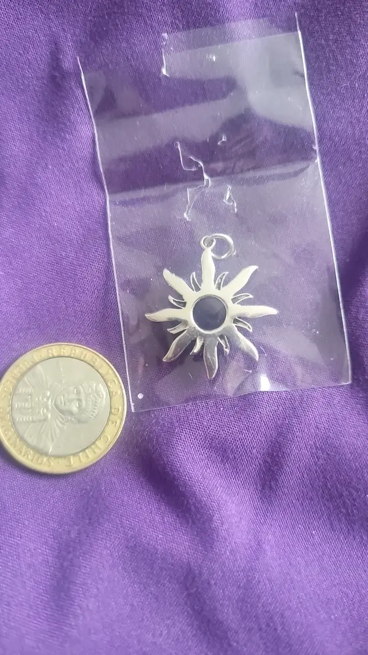 Colgante de plata con diseño de sol y piedra central - 3