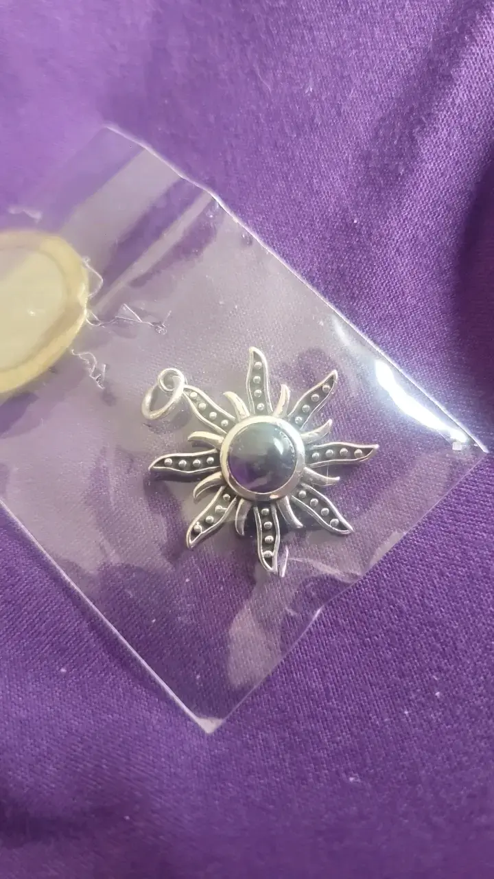 Colgante de plata con diseño de sol y piedra central - 4