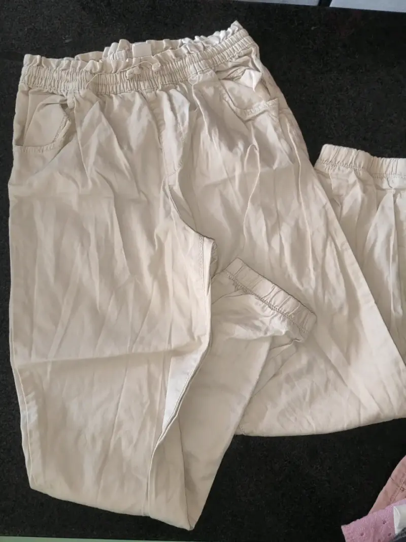 Pantalones beige con cintura elástica - 1