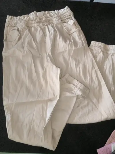 Pantalones beige con cintura elástica - miniatura 1