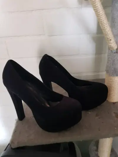 Zapatos de tacón alto negros elegantes - miniatura 1