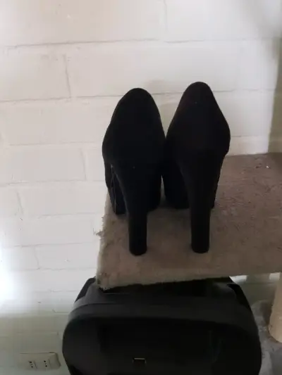 Zapatos de tacón alto negros elegantes - miniatura 2