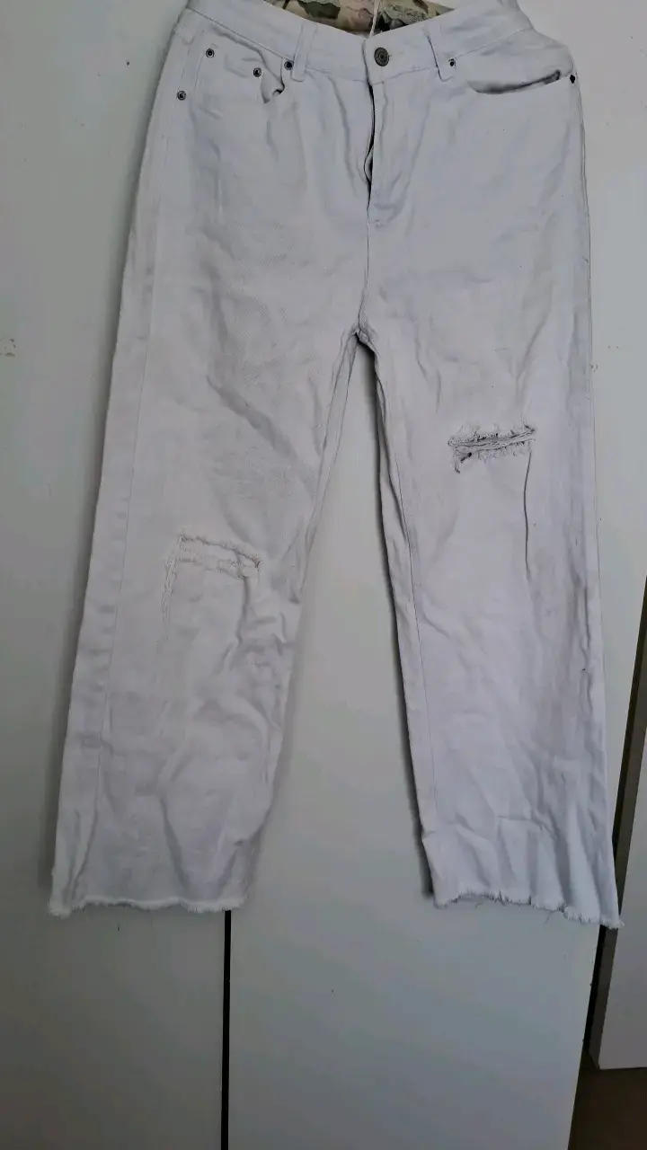 Pantalones blancos de mezclilla con roturas - 1