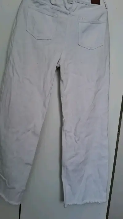 Pantalones blancos de mezclilla con roturas - miniatura 2