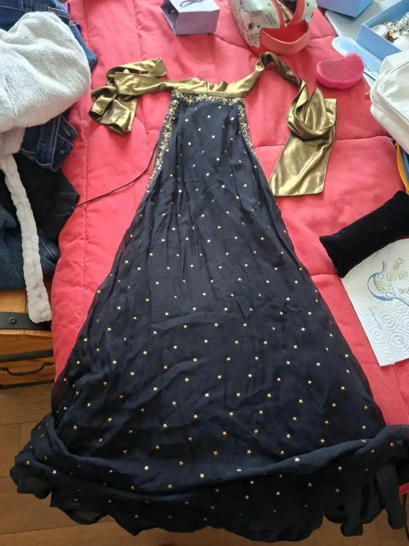 Vestido de noche negro con detalles dorados - 1