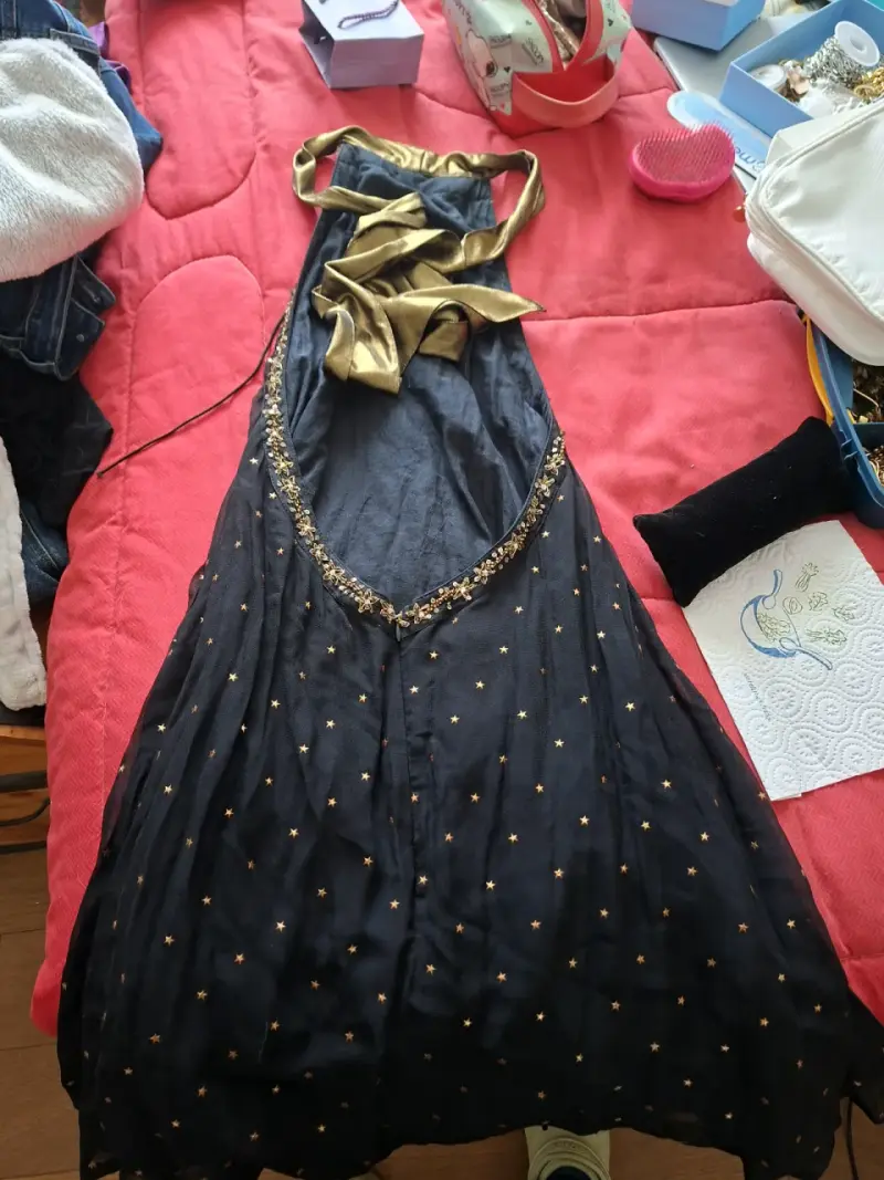 Vestido de noche negro con detalles dorados - 2