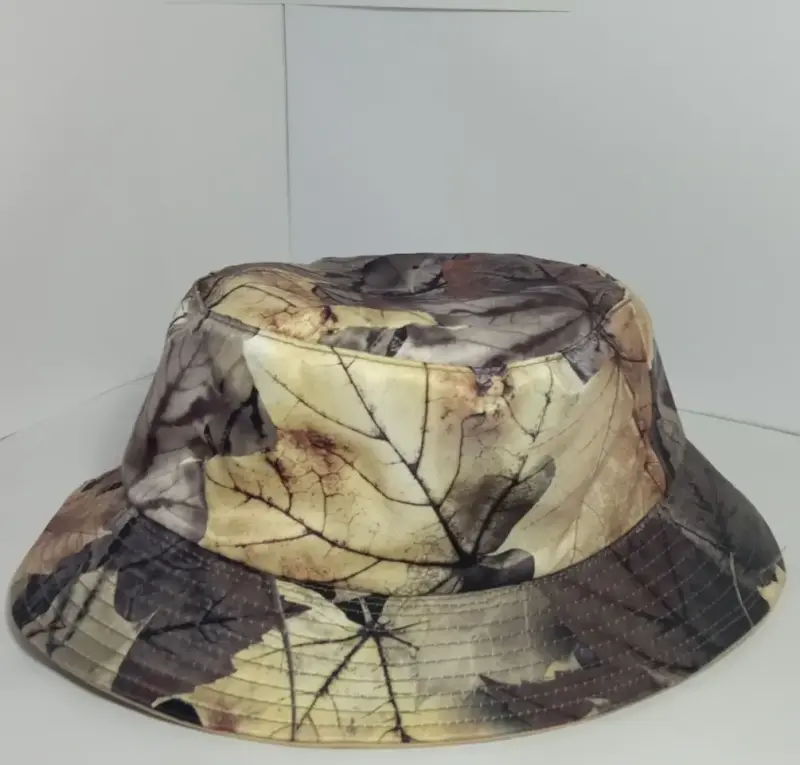 Sombrero reversible; beige mate y diseño de hojas