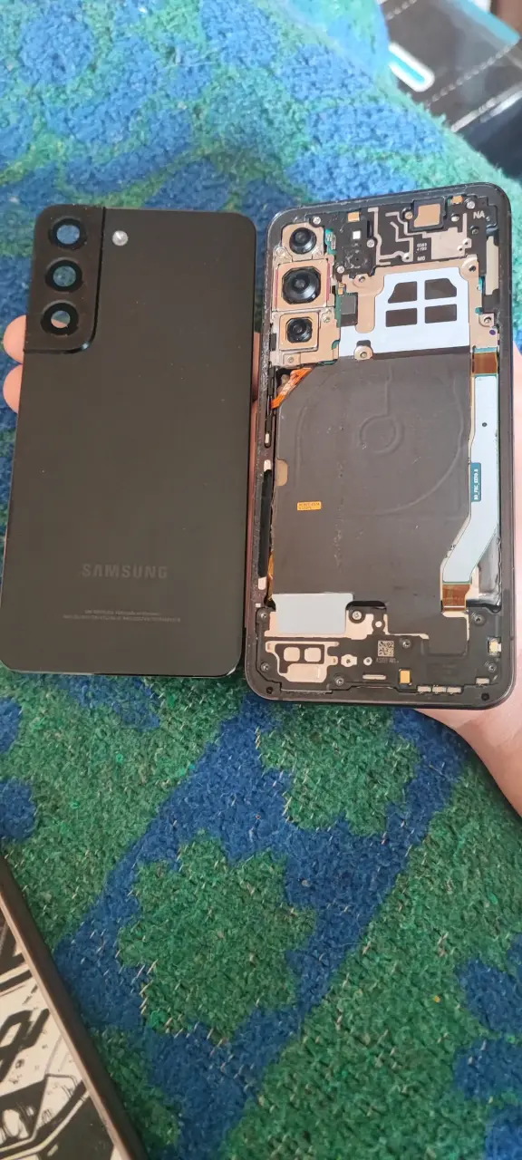 Smartphone Samsung Galaxy S22con detalles - 2
