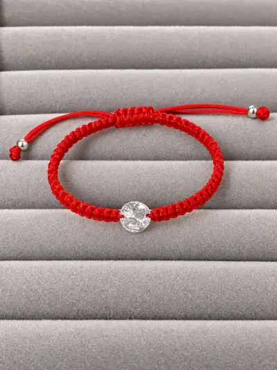 Pulsera roja ajustable con dije de plata - miniatura 1