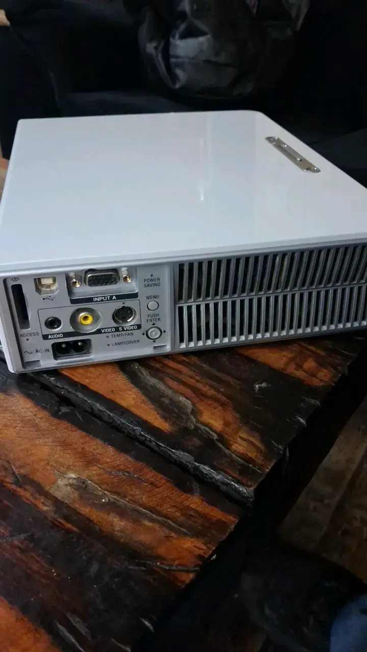 Proyector Sony blanco en buen estado - 2