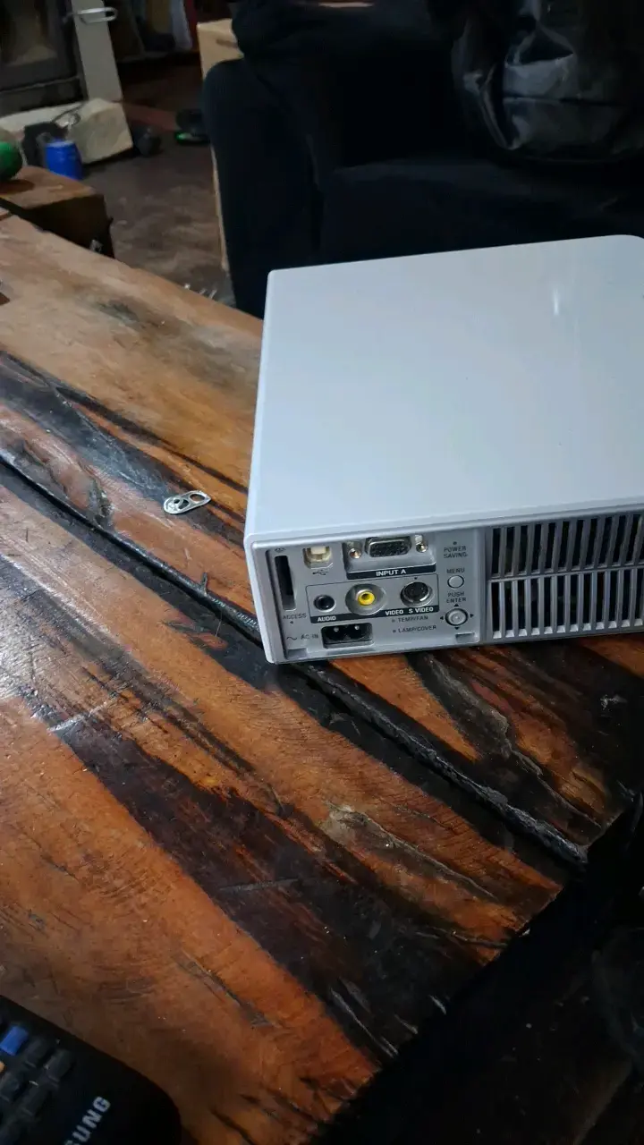 Proyector Sony blanco en buen estado - 3