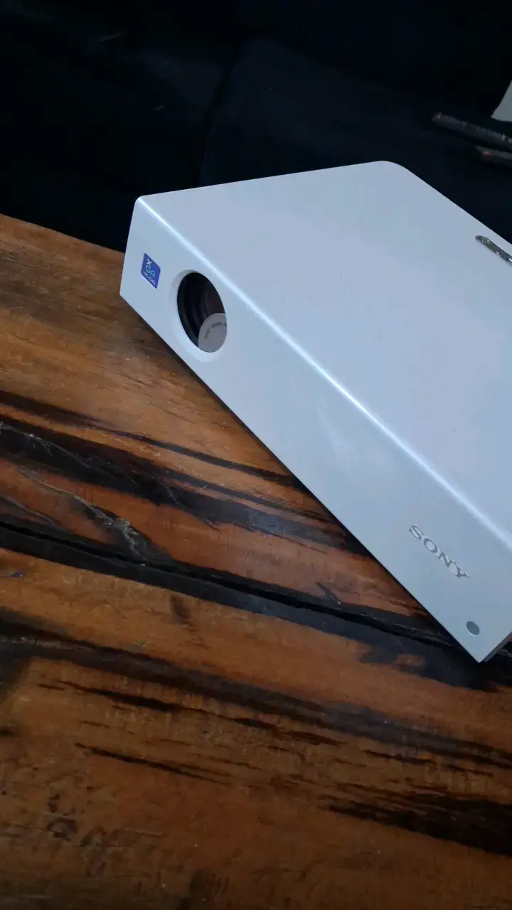 Proyector Sony blanco en buen estado - 4