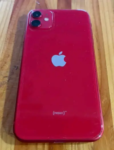iPhone 11 rojo en buen estado - miniatura 2