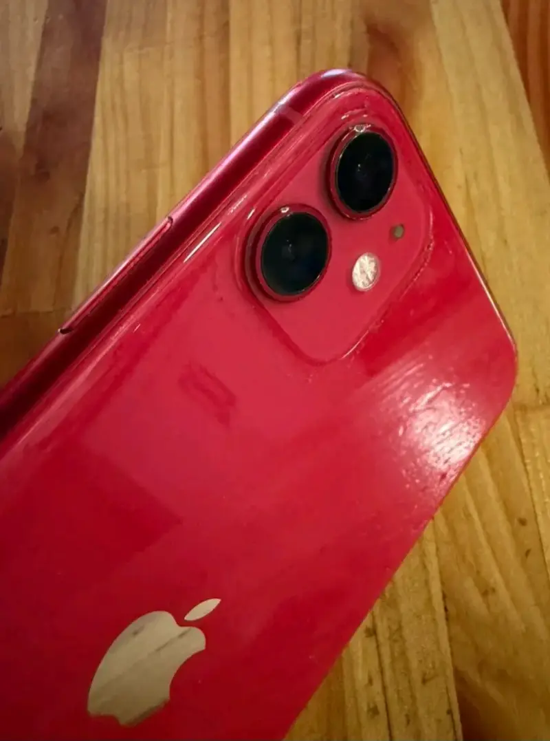 iPhone 11 rojo en buen estado - 3