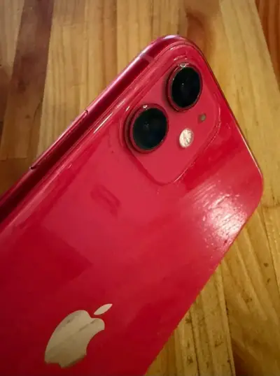 iPhone 11 rojo en buen estado - miniatura 3