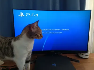 PS4 PRO con 4 juegos y cargador para mandos - miniatura 1