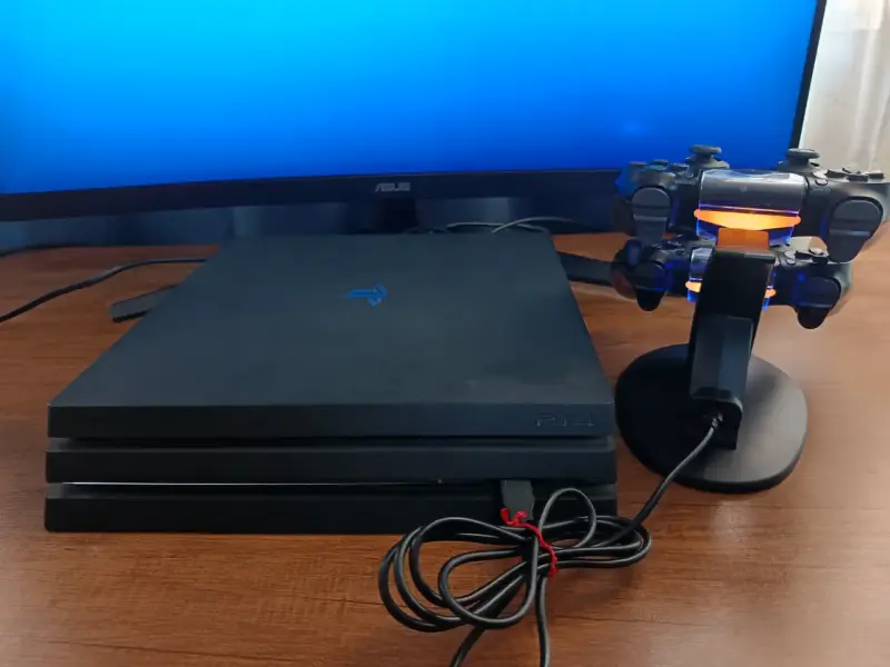 PS4 PRO con 4 juegos y cargador para mandos - 2