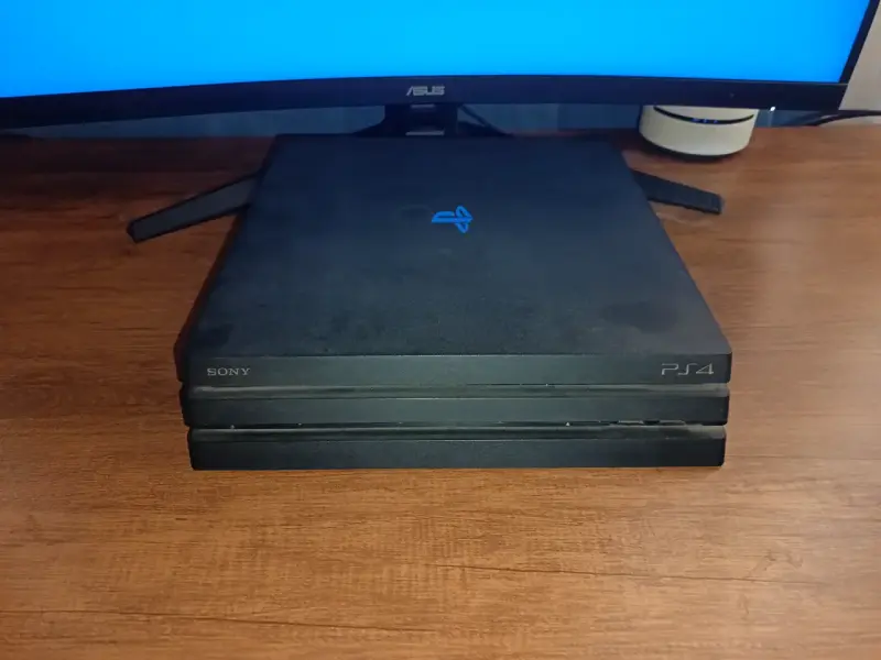 PS4 PRO con 4 juegos y cargador para mandos - 3