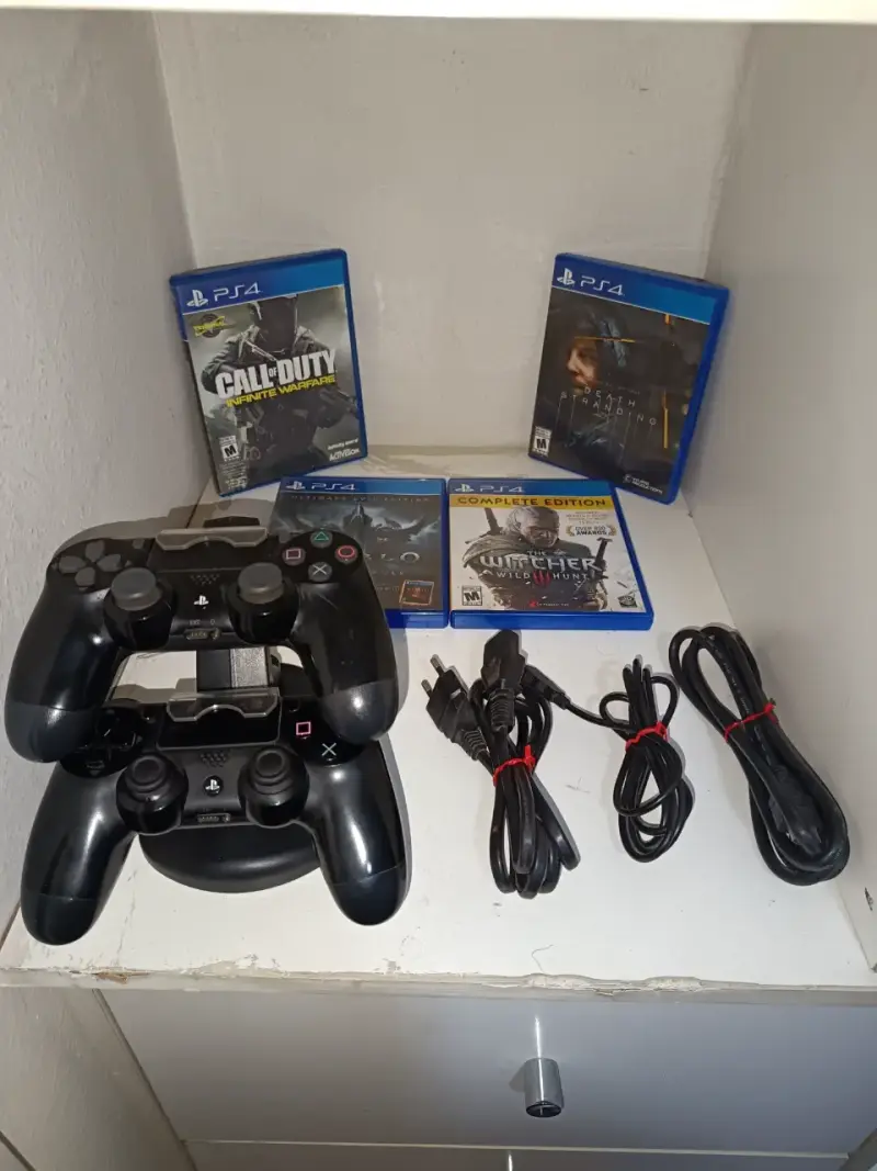 PS4 PRO con 4 juegos y cargador para mandos - 4