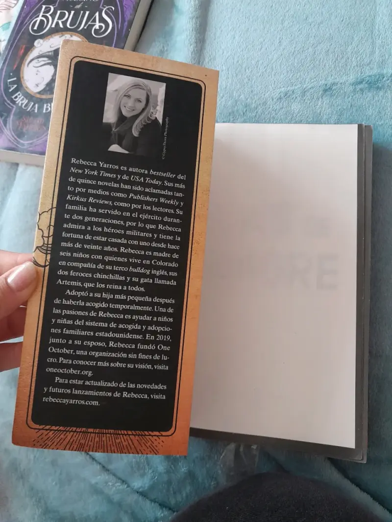 Libro 'Alas de Sangre' de Rebecca Yarros - 3