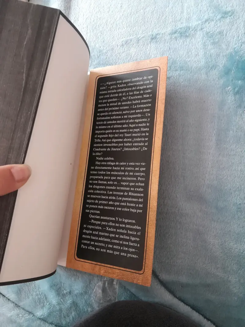 Libro 'Alas de Sangre' de Rebecca Yarros - 4