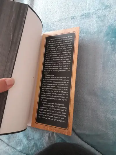 Libro 'Alas de Sangre' de Rebecca Yarros - miniatura 4