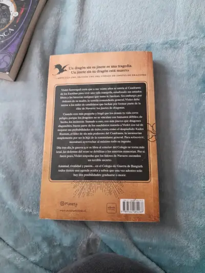 Libro 'Alas de Sangre' de Rebecca Yarros - miniatura 5