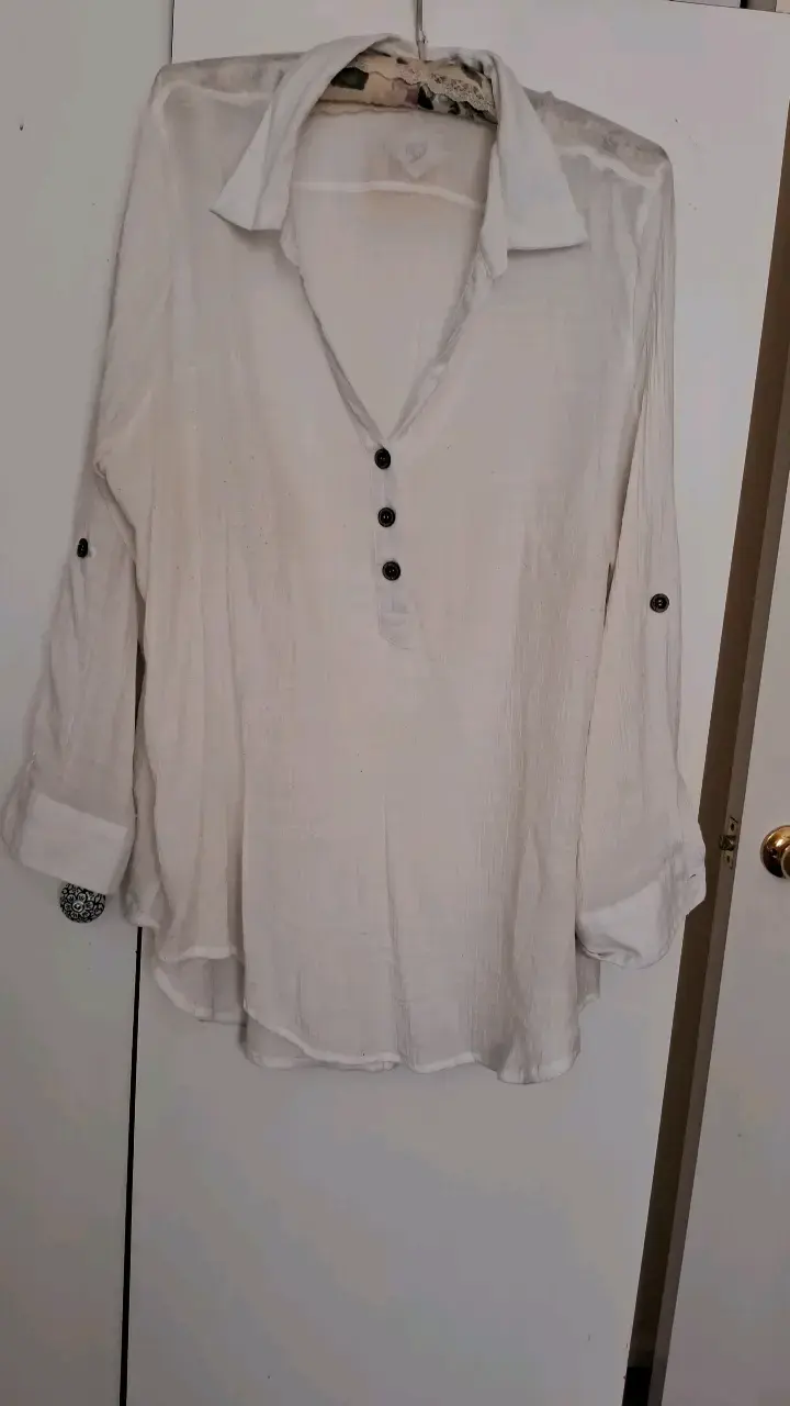 Blusa blanca de mujer con botones decorativos