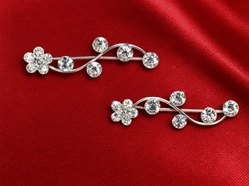 Elegantes aros de plata con diseño floral y cristales - 1