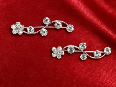 Elegantes aros de plata con diseño floral y cristales - miniatura 1