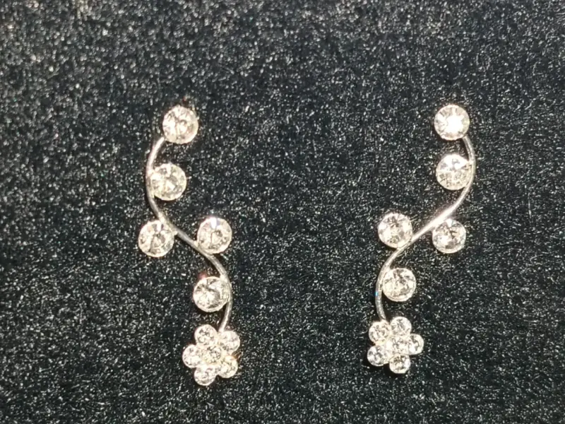Elegantes aros de plata con diseño floral y cristales - 2
