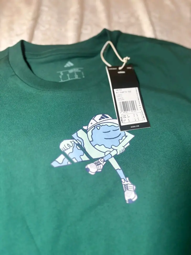 Polera verde Adidas con diseño gráfico - 1