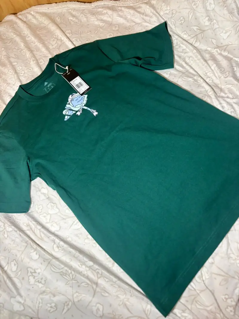 Polera verde Adidas con diseño gráfico - 2