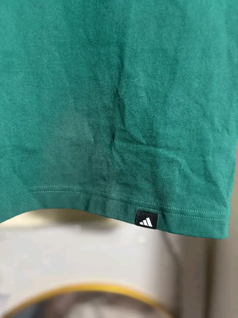 Polera verde Adidas con diseño gráfico - 3