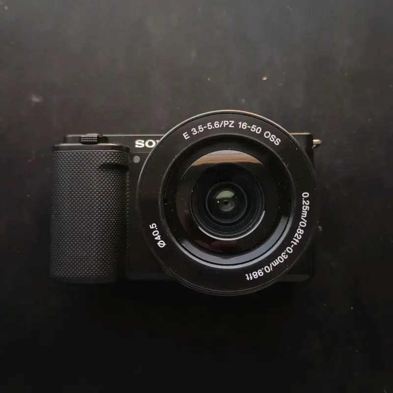 Cámara Sony ZV-E10 4K con lente 16-50mm - 1