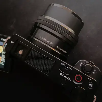 Cámara Sony ZV-E10 4K con lente 16-50mm - miniatura 3