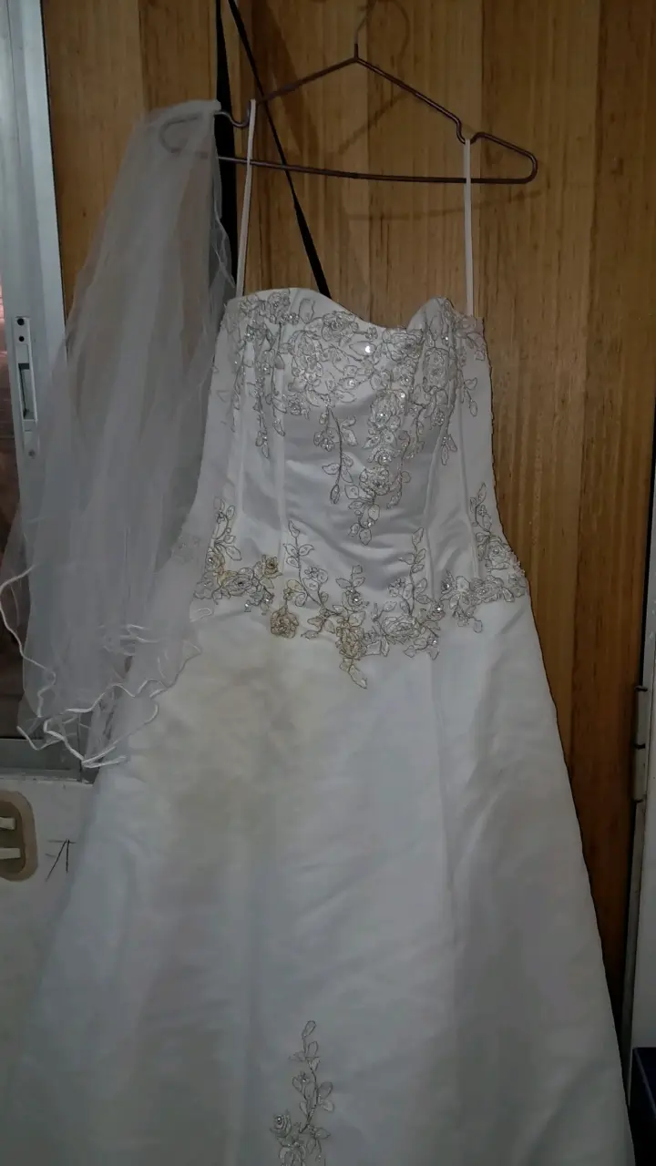 Vestido de novia blanco con encaje y velo - 1