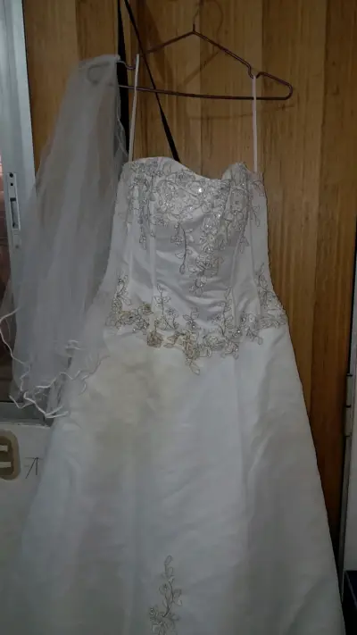 Vestido de novia blanco con encaje y velo - miniatura 1