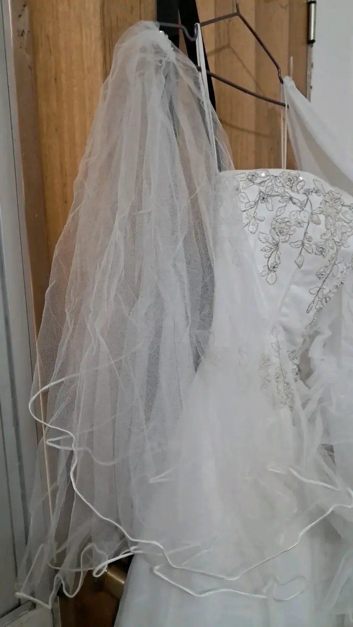 Vestido de novia blanco con encaje y velo - 2